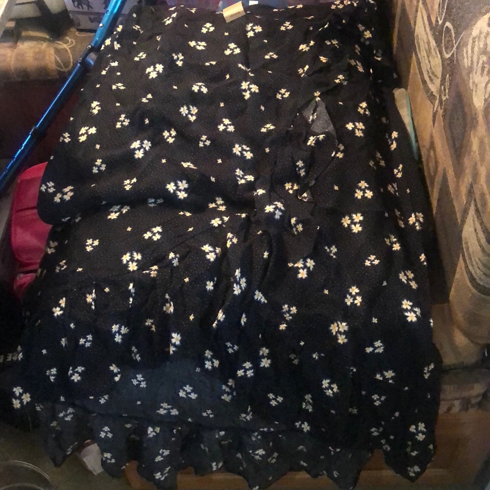 A super cute waist tie slit on the side skirt